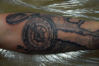 татуировка черно-белая морская на руке, татуировка в камне, компас татуировка морская на руке , тату студия Херсон, тату 3d , реалистичная татуировка ,мастер тату Бейко Андрей